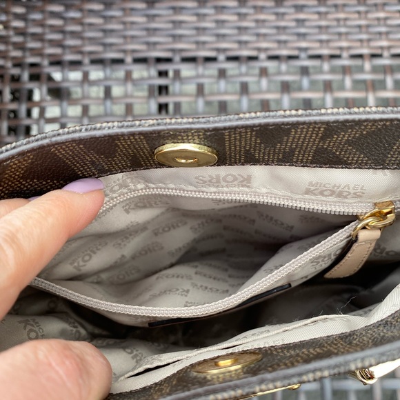 Michael Kors Crossbody bag. - Picture 6 of 11